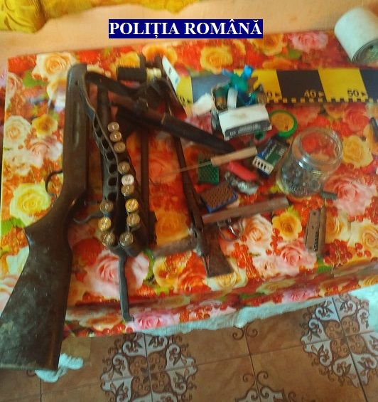 Arad: AUDIO Patru arme artizanale, confiscate de la persoane suspectate de braconaj, din județul Arad. 2 bărbați, reținuți în caz