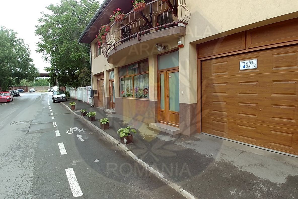 Arad: Atenționare pentru arădenii care își rezervă locurile de parcare prin metode ilegale sau pun flori pe trotuarele din fața caselor