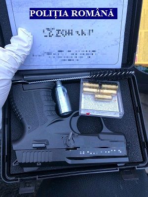 Arad: AUDIO Bărbat, cercetat pentru contrabandă cu arme, după ce a fost descoperit cu un pistol ilegal în punctul de trecere a frontierei Nădlac 2