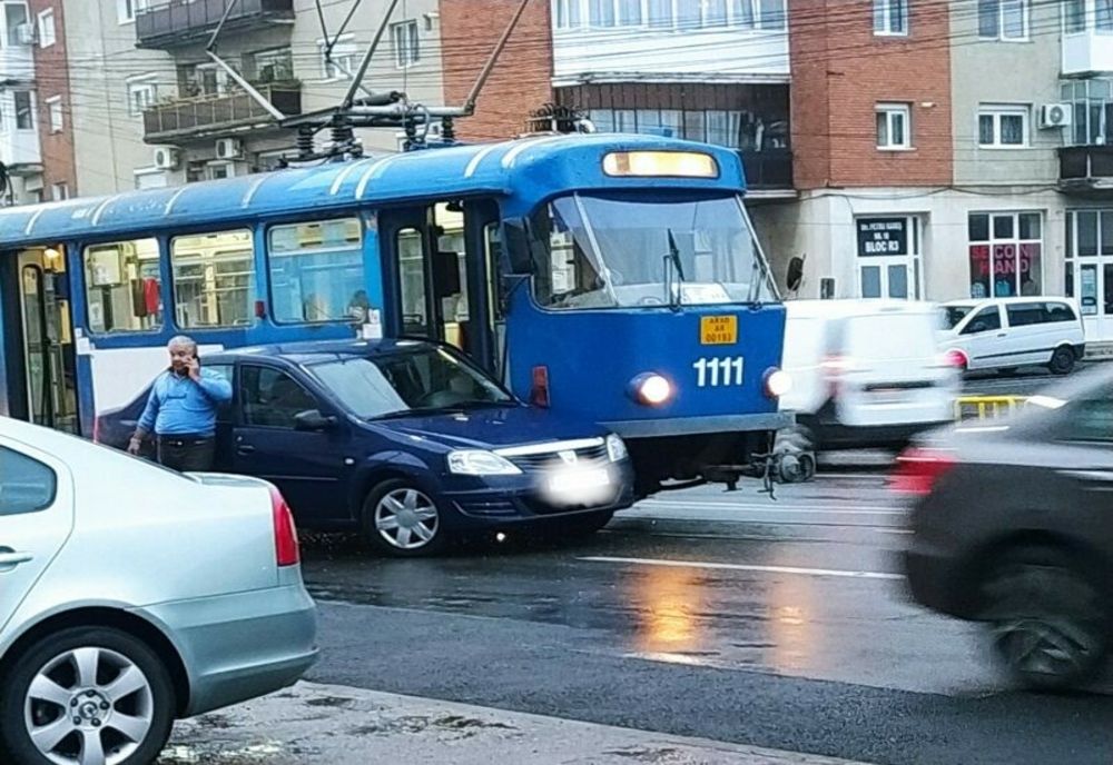 Coliziune între un tramvai și un autoturism, în Arad. O persoană încarcerată