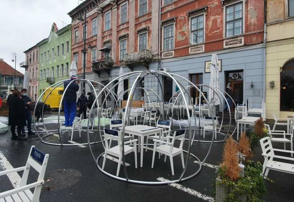 Soluție de pandemie: sfere transparente pentru clienții restaurantelor