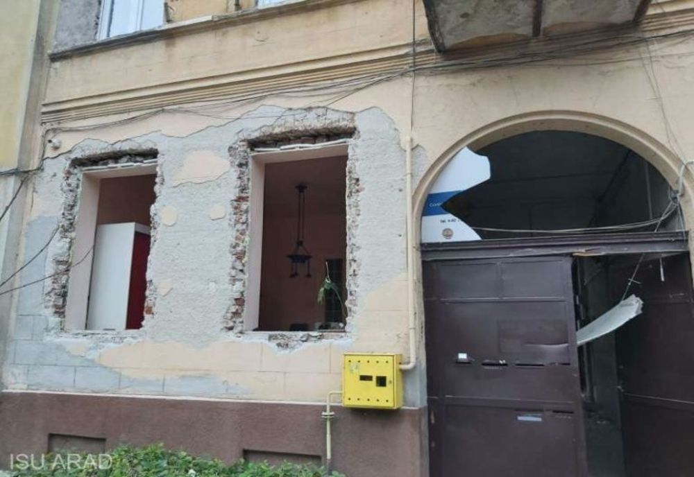 Explozie într-o locuinţă din centrul Aradului; un rănit şi două maşini avariate