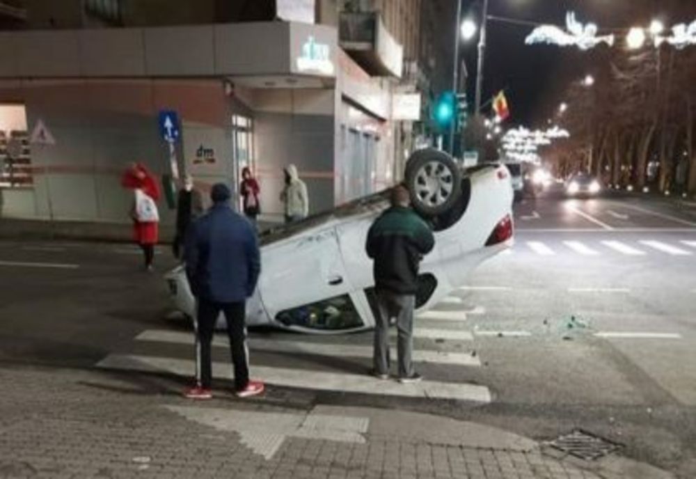 Masină răsturnată cu roțile în sus, într-o intersecție din Arad