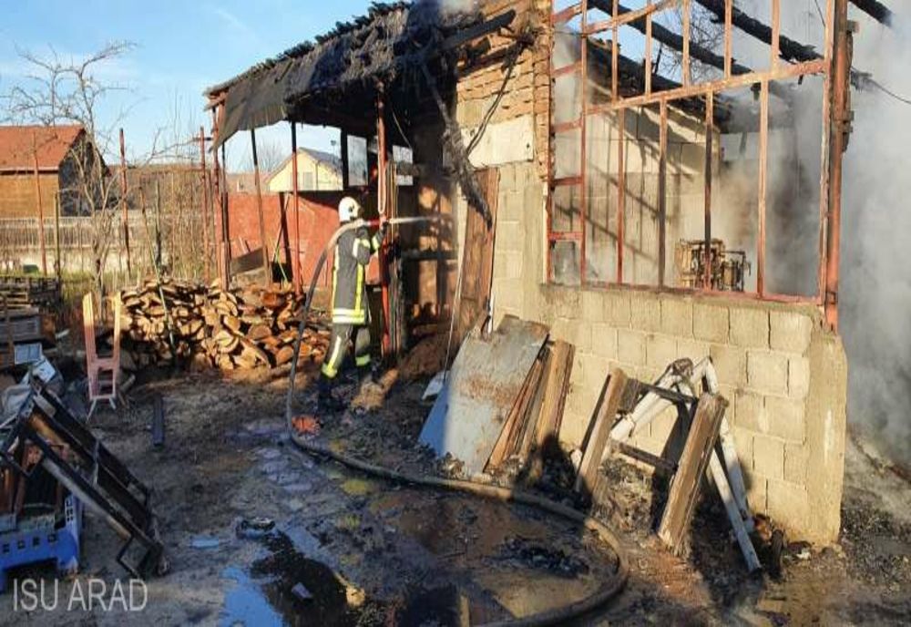 Un atelier de tâmplărie a fost distrus în urma unui incendiu puternic