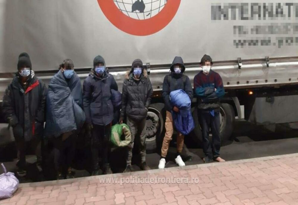 Nouă afgani şi marocani, prinşi pe câmp sau ascunşi într-un camion, la graniţa cu Ungaria
