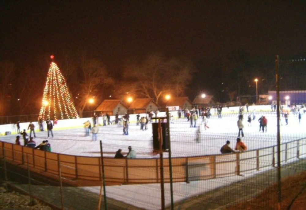 Patinoarul municipal, deschis cu limitarea numărului persoanelor care au acces pe gheaţă
