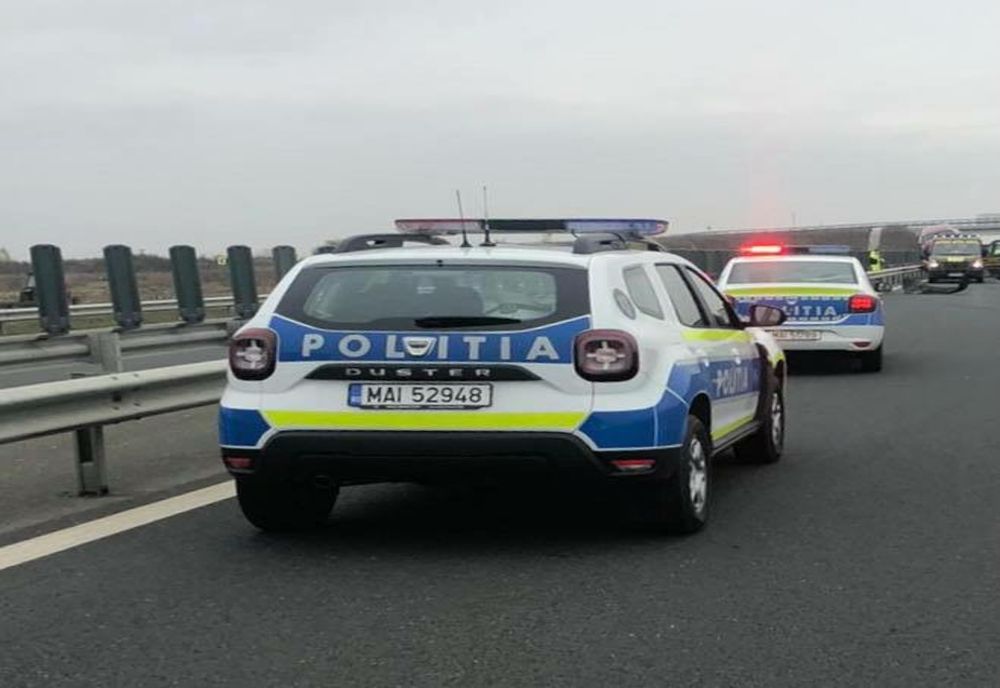 Platformă încarcată cu mașini, răsturnată pe autostradă, între Nădlac și Arad