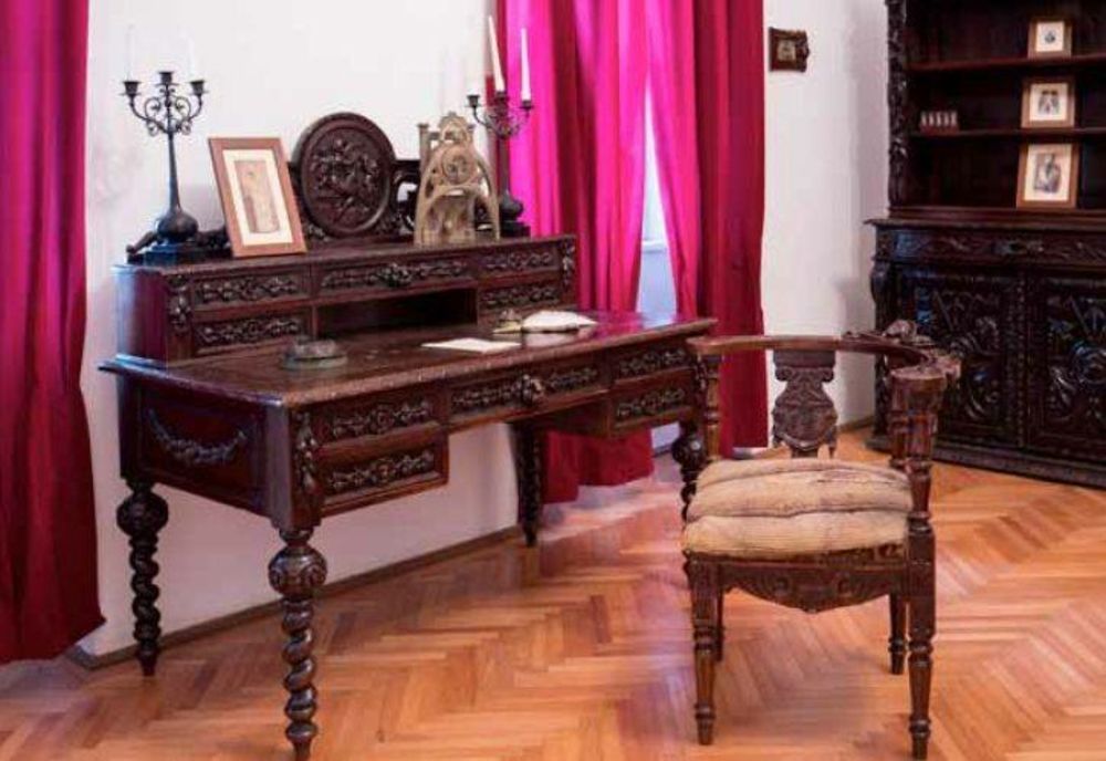 Biroul de lemn al lui Ioan Slavici, prezentat într-o expoziție dedicată scriitorului