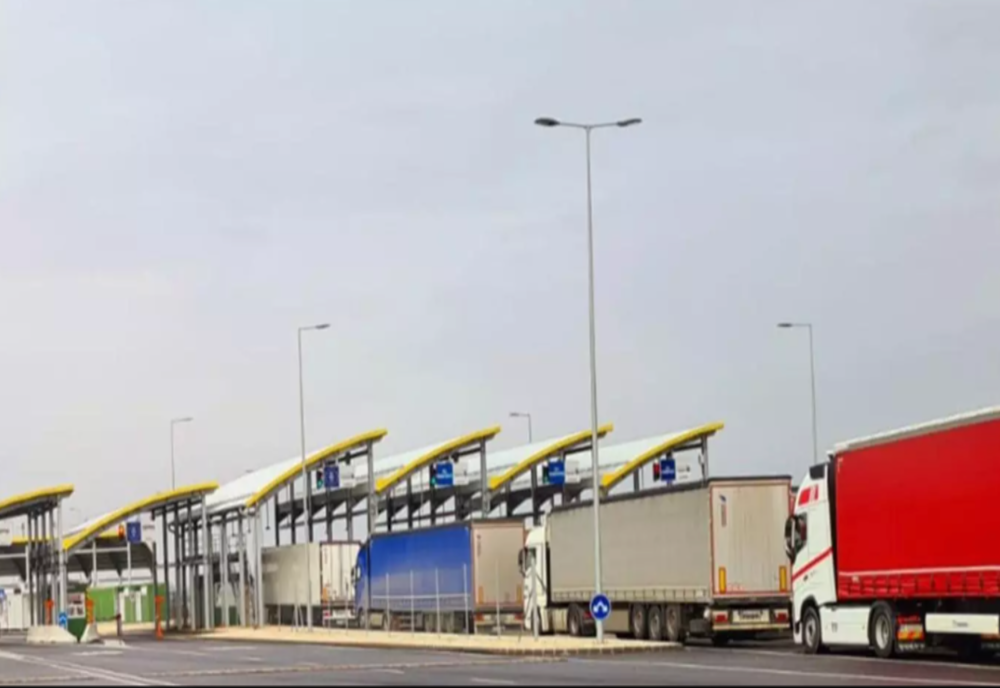 Cozi kilometrice de TIR-uri la granița cu Ungaria, șoferii așteaptă chiar și două ore