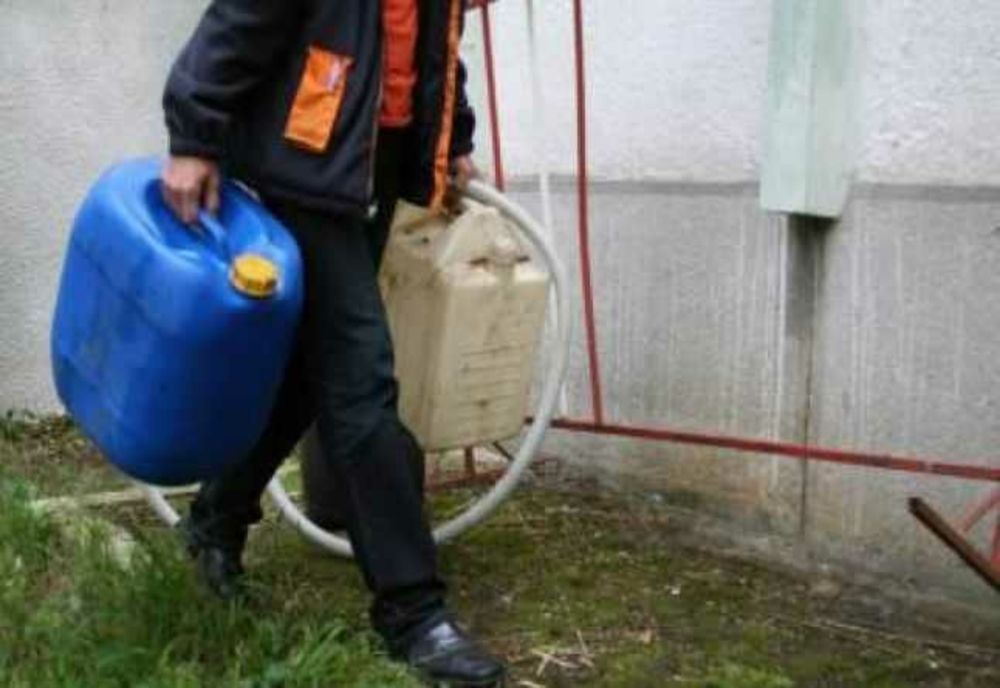 Reținuți pentru furt de combustibil