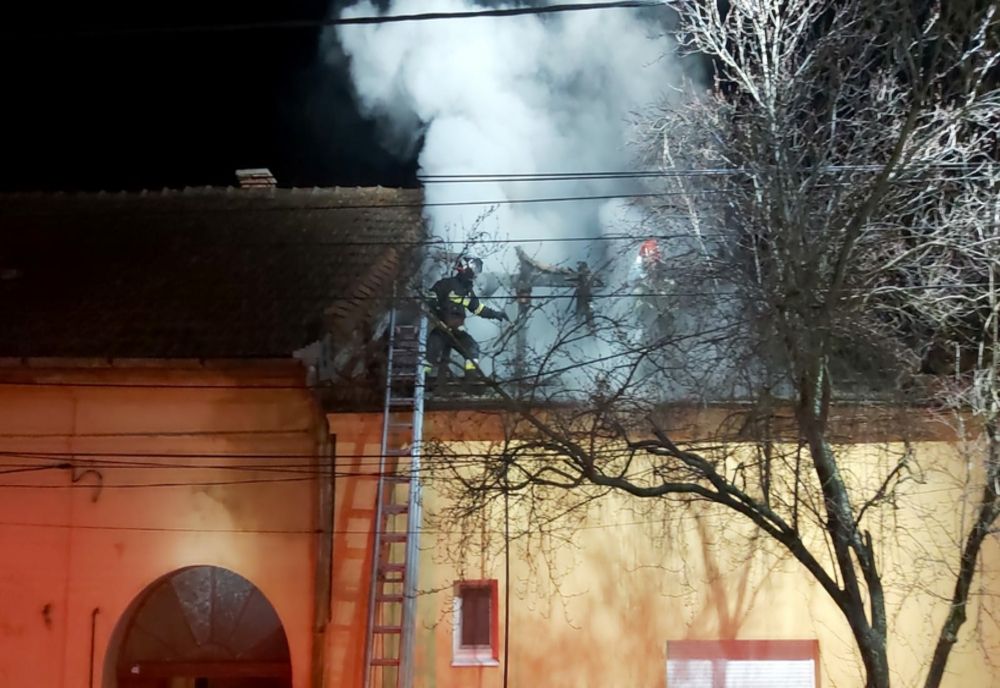 Casă curpinsă de flăcări, pericol de extindere a incendiului