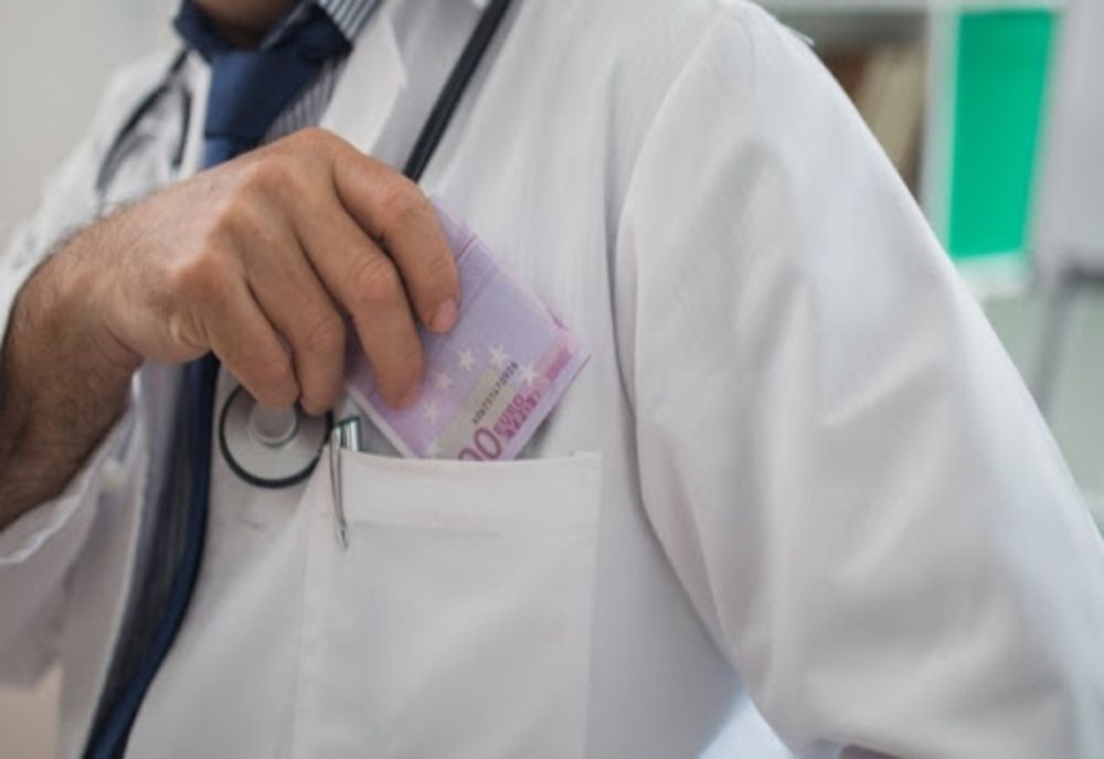 O femeie susține că a dat șpagă pentru un loc în secția ATI de la Spitalul Județean pentru spitalizarea unei rude