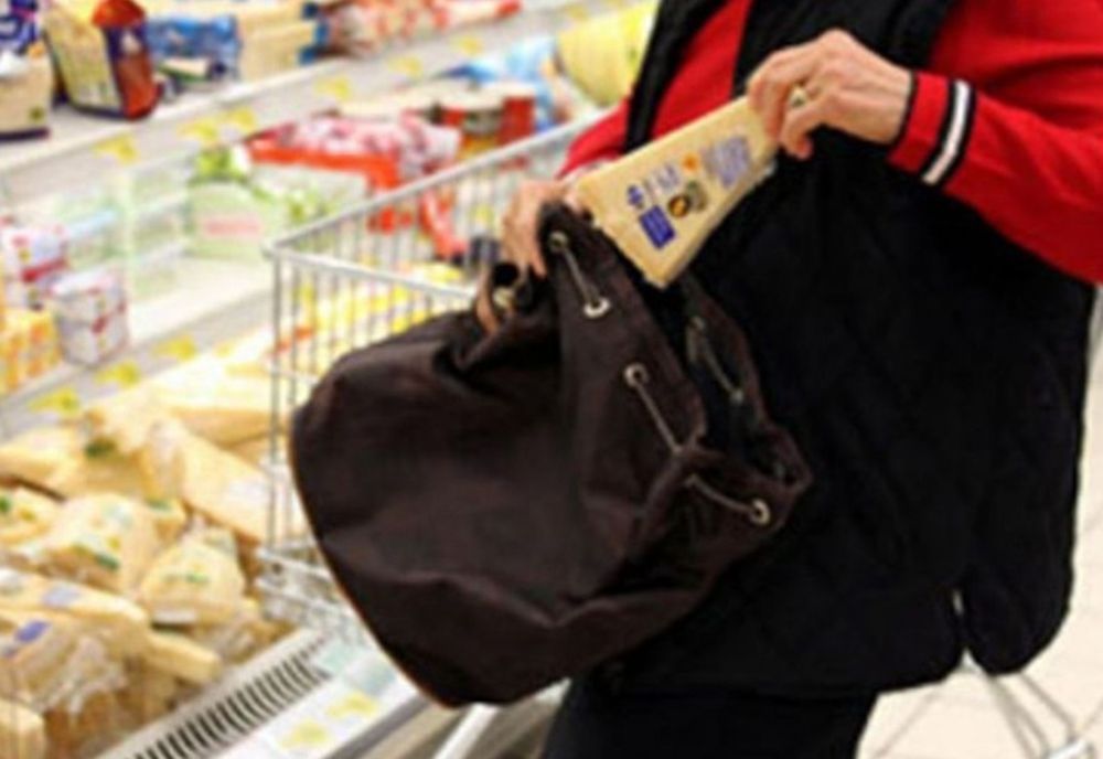 Furturi din magazine, la Arad