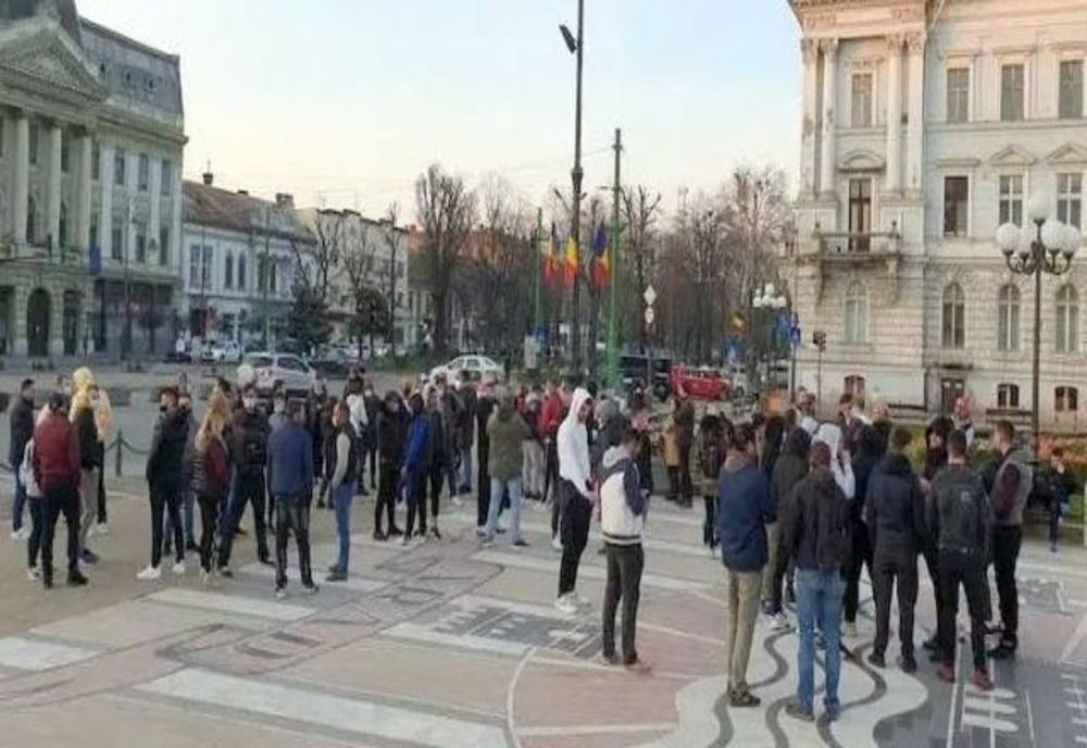 Restricţiile anti-COVID, contestate la Arad,  peste 200 de persoane în stradă