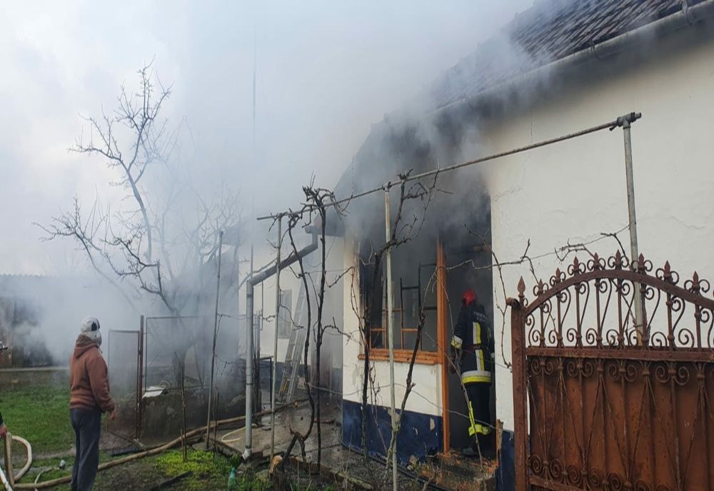 Casă cuprinsă de flăcări, în județul Arad. Video