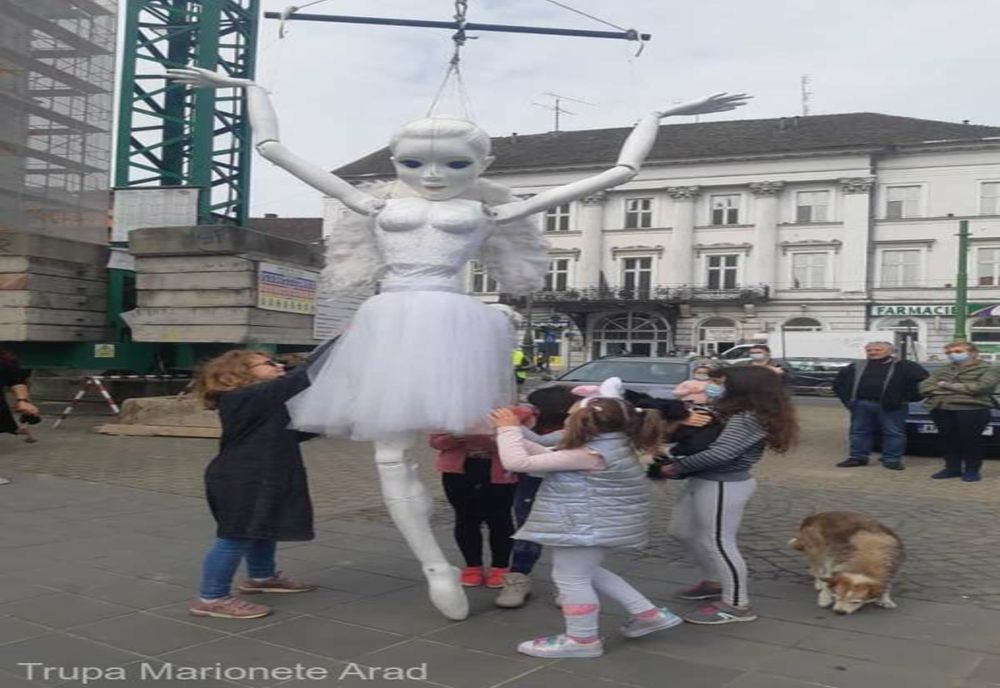  O păpuşă gigant - ridicată cu macaraua pentru a marca 70 de ani de la înfiinţarea Teatrului de Marionete