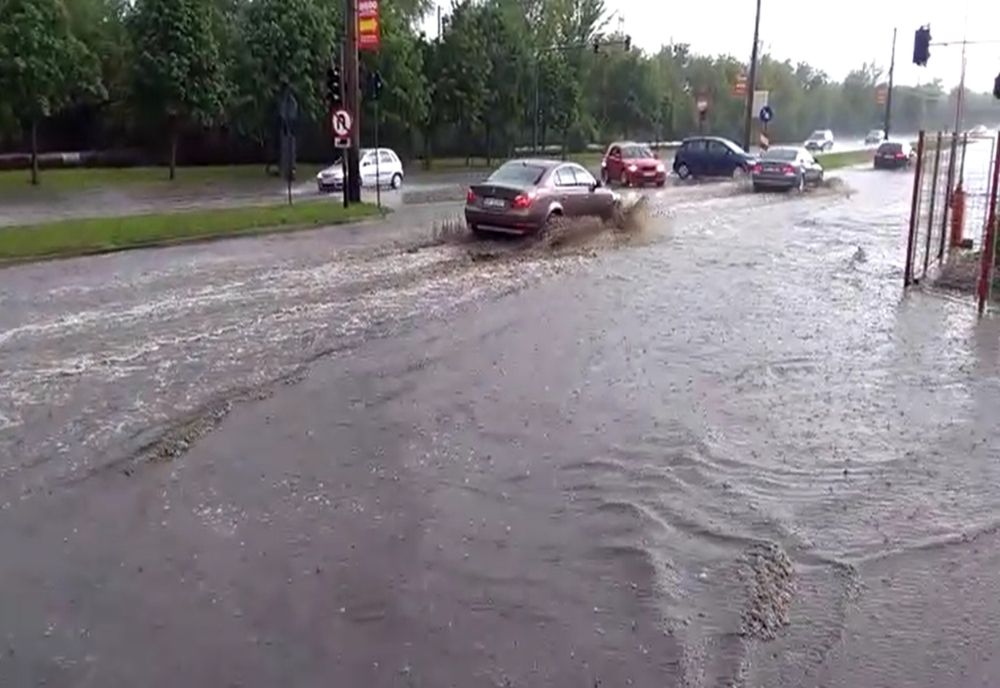 Rupere de nori la Arad. Pasaje inundate, străzi acoperite de ape