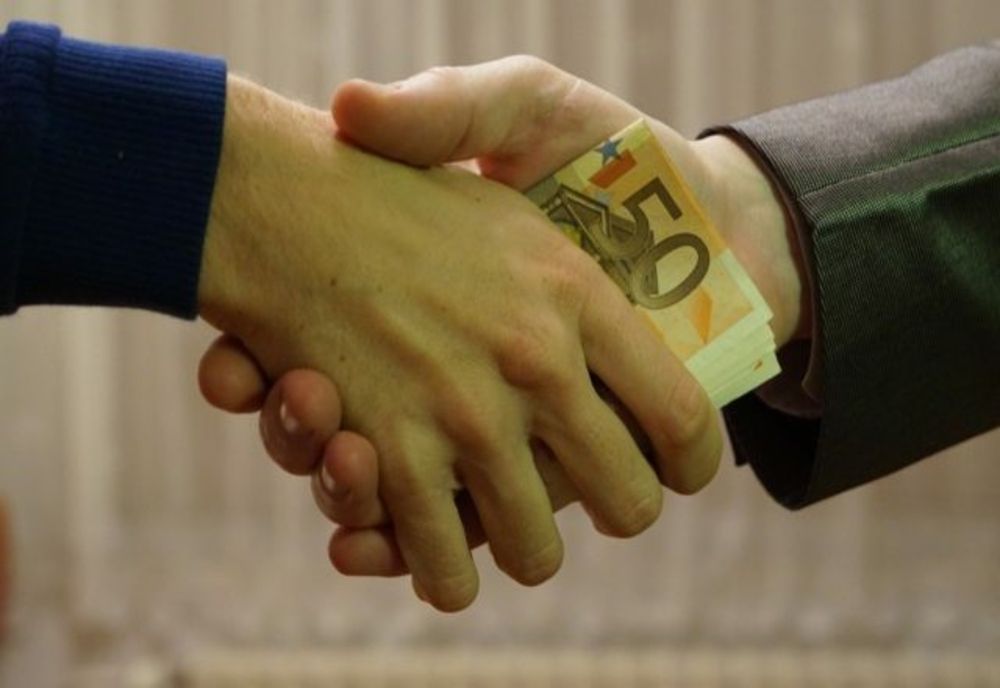 Reținut pentru dare de mită