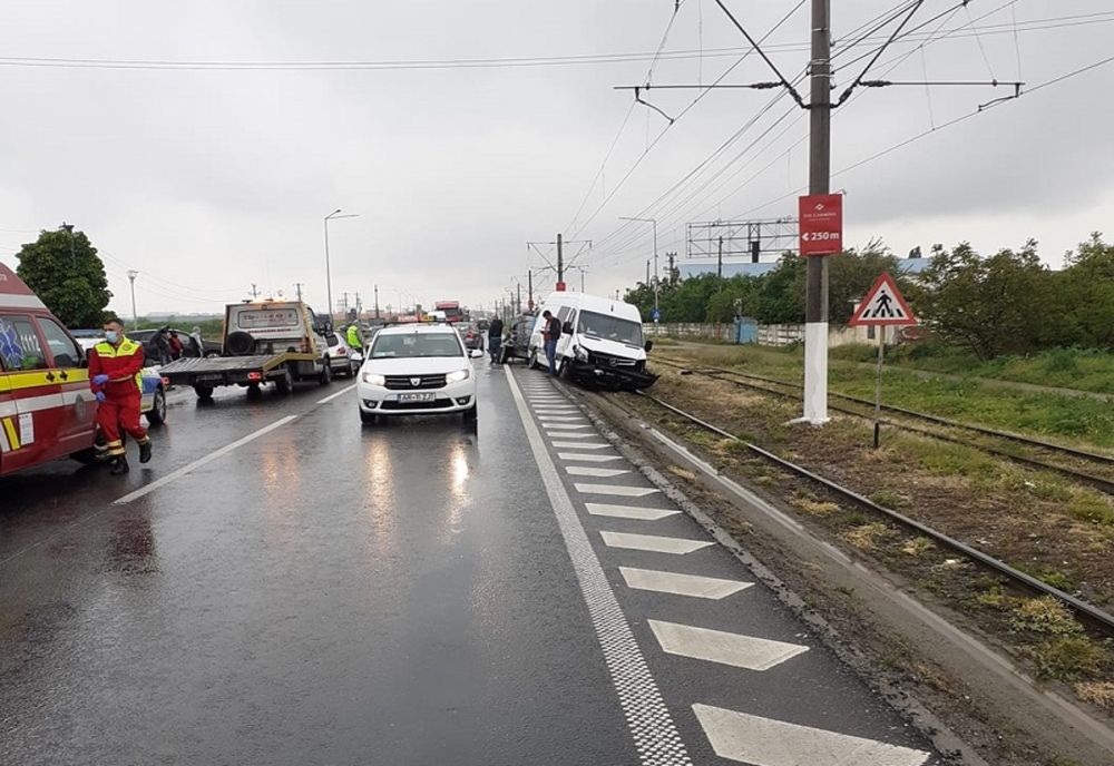 Microbuz proiectat pe linia de tramvai după o ciocnire cu alte două mașini