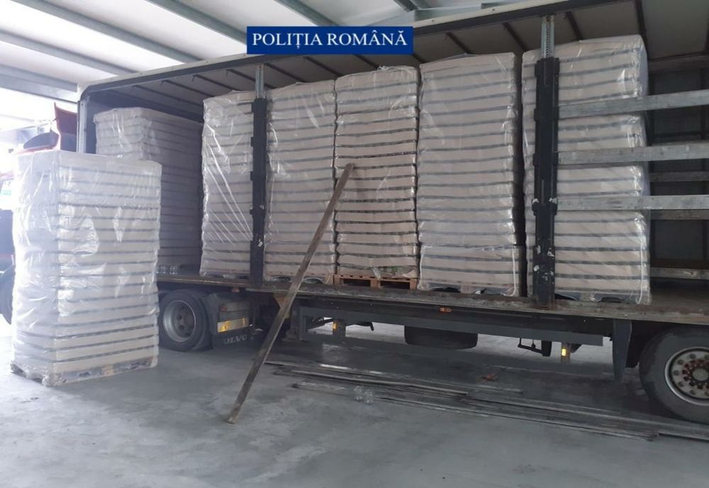 Peste 600 de baxuri de țigări de contrabandă, depistate de polițiștii arădeni
