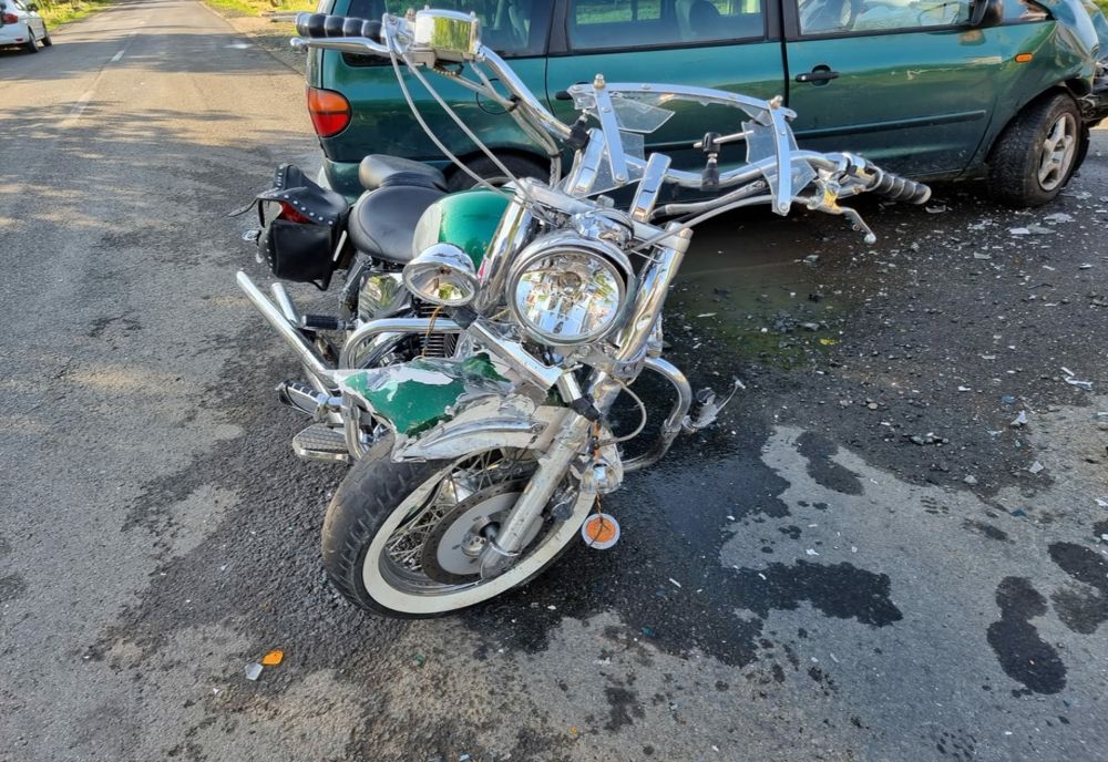 Motociclist rănit grav după impactul cu un autoturism