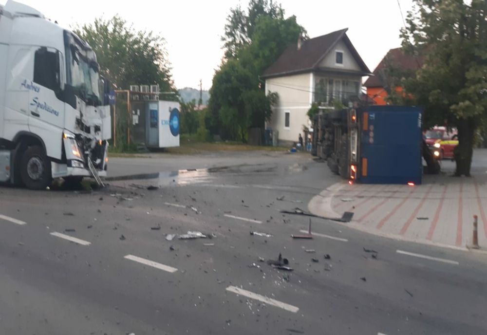 Două TIR-uri s-au ciocnit, drum blocat după accident