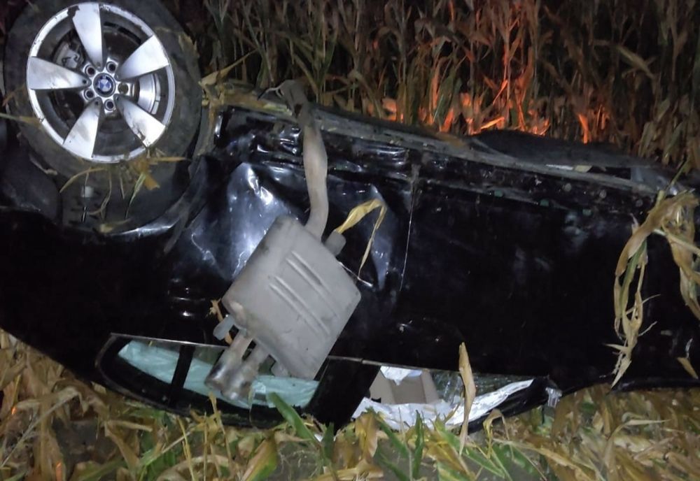Un tânăr a murit după ce s-a răsturnat cu mașina într-un lan de porumb