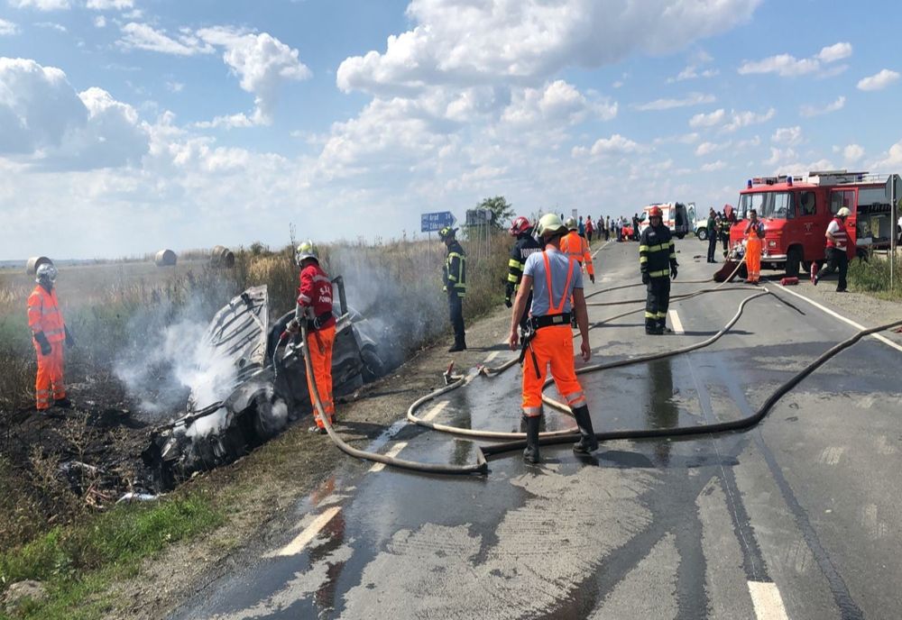 Grav accident de circulație în județul Arad. O mașină a luat foc