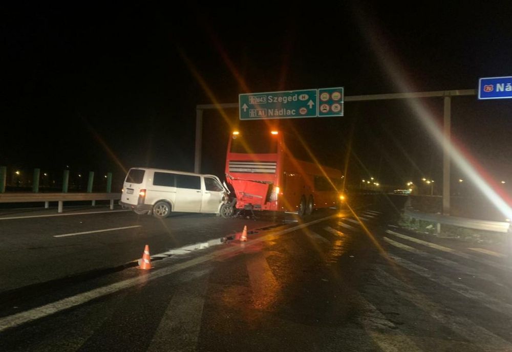 Accident pe autostradă: un microbuz a intrat într-un autocar. Oameni răniți