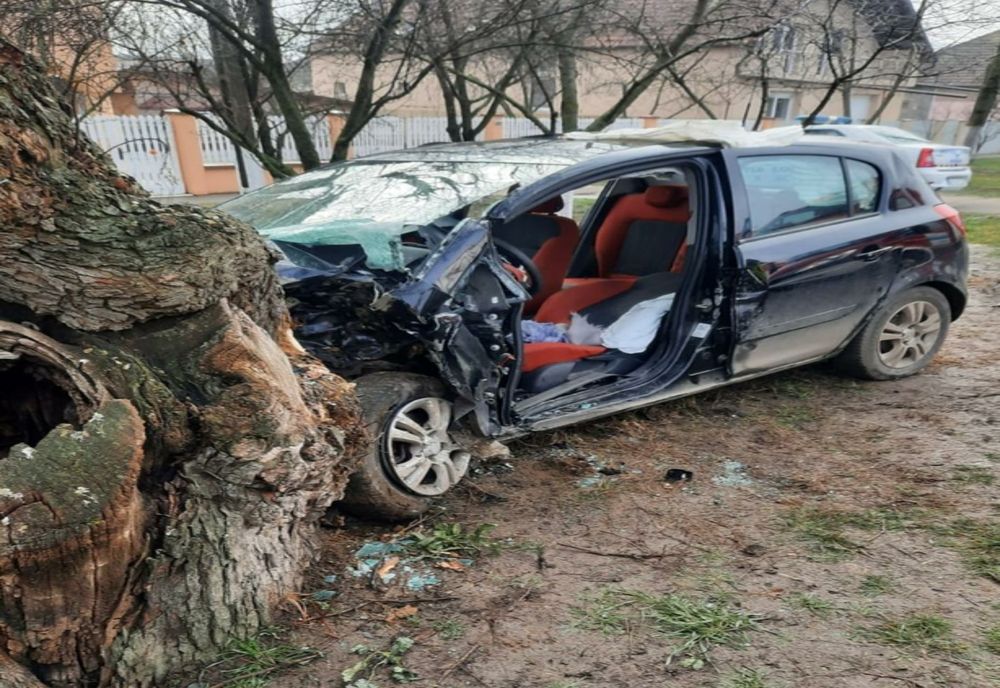 Pățania unei șoferițe pe o șosea din județul Arad: a ajuns cu mașina în copac