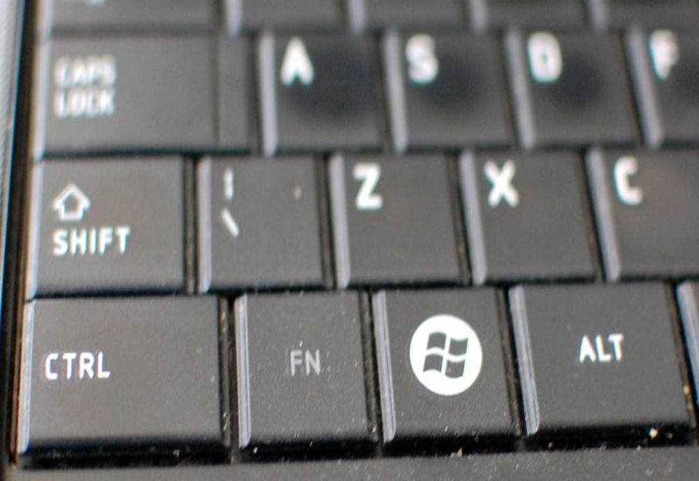 S-au îmbătat și s-au luat la ceartă: victima, un calculator