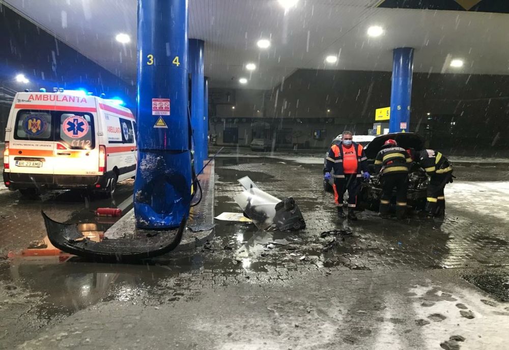 Un autoturism a intrat în stâlpul unei benzinării din Arad
