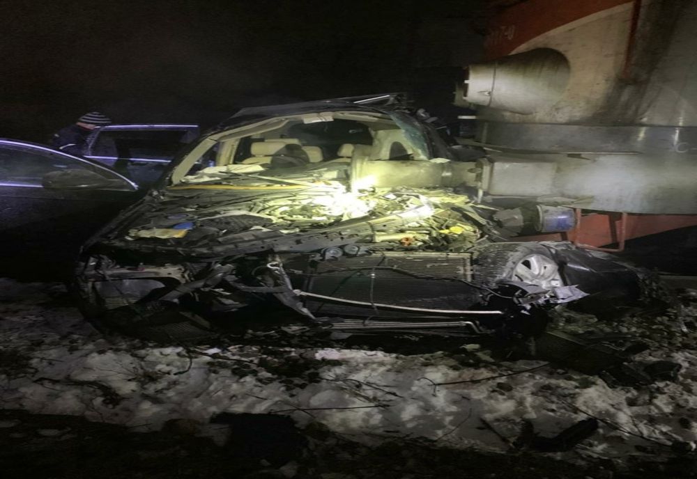 Cu poliția pe urmele lui, un șofer a ajuns cu mașina sub tren