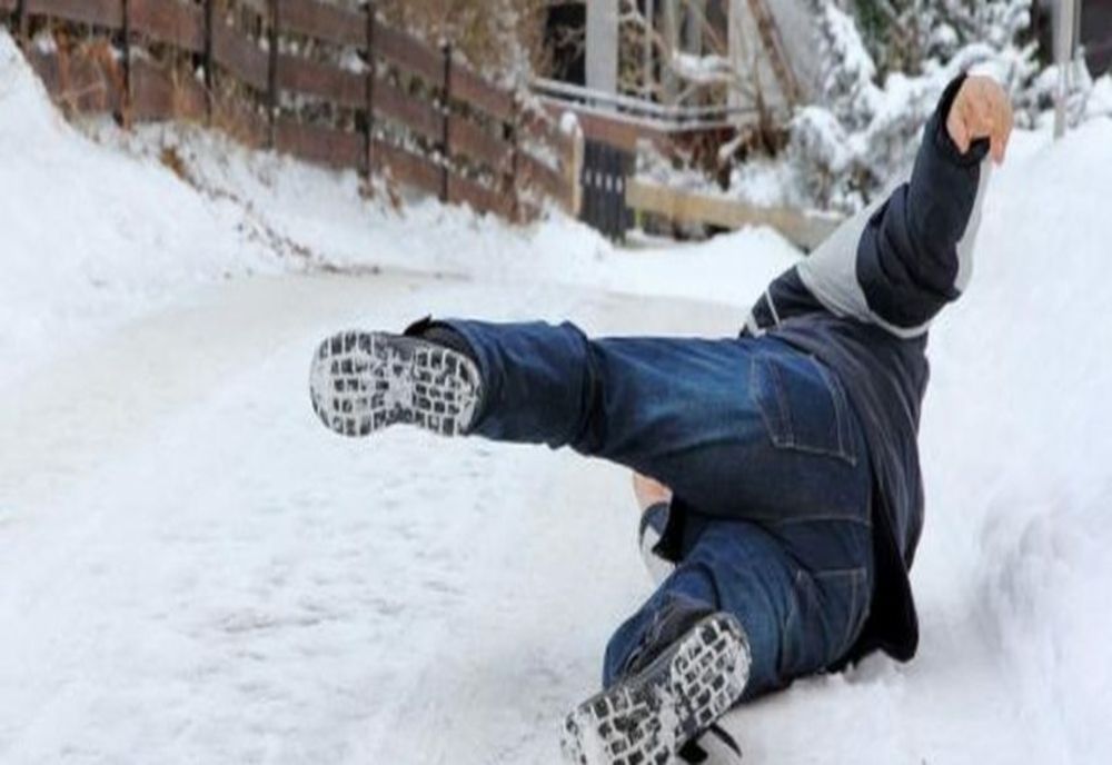 Zeci de arădeni cu fracturi sau contuzii, la spital din cauza alunecuşului de pe străzi