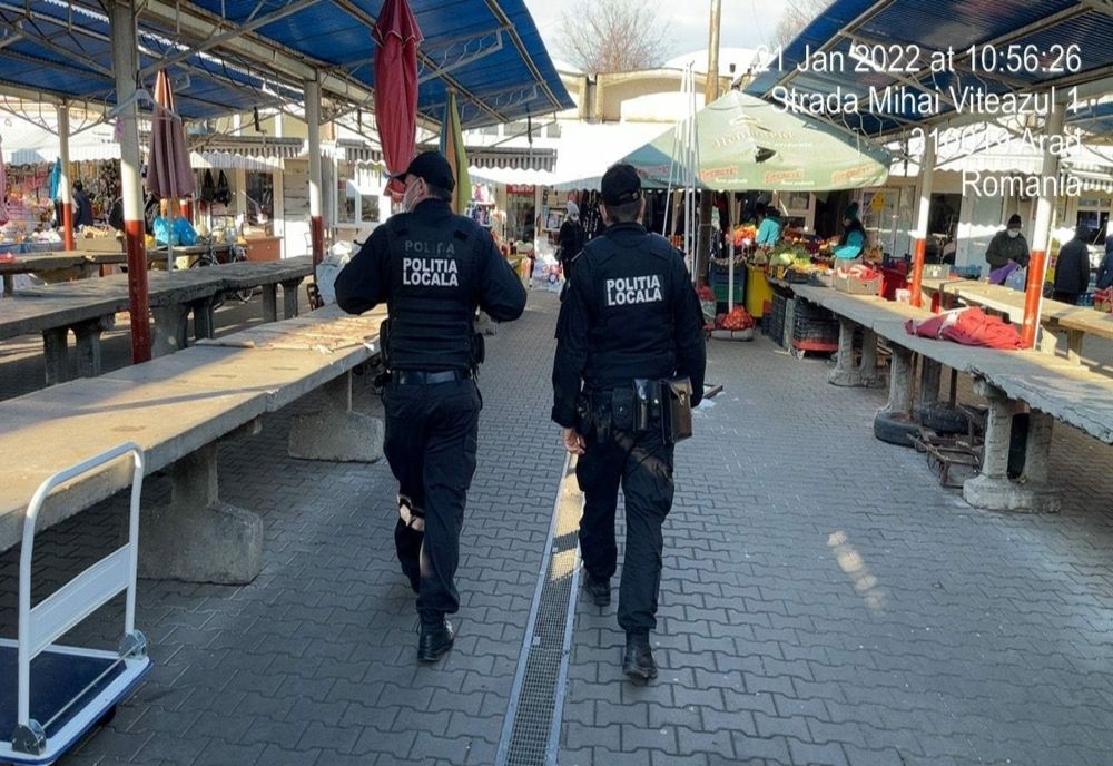 Polițiștii locali din Arad, dați jos din mașini