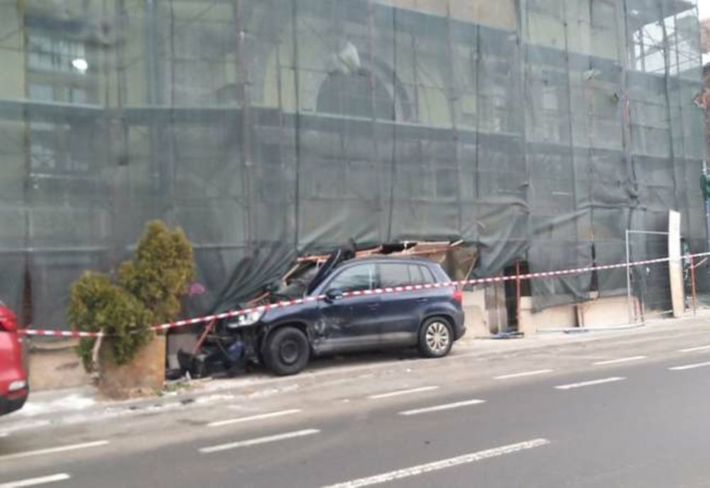 Mașină ajunsă sub o schelă, după o coliziune între autoturisme