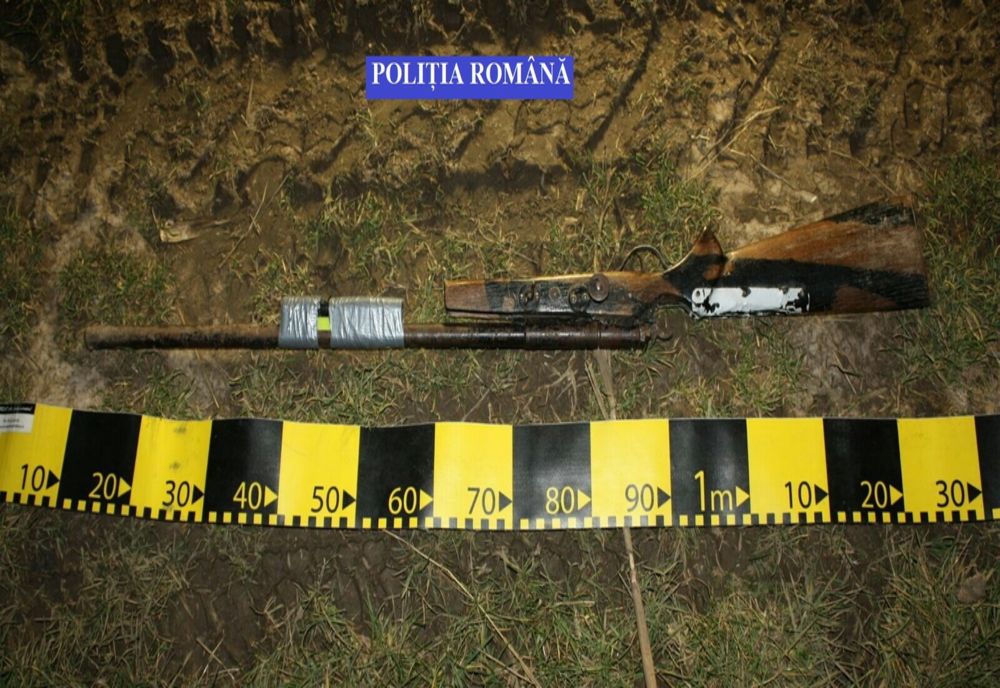 Pușcă artizanală, păstrată acasă alături de cartușe