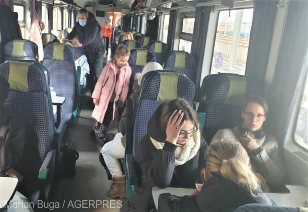  Zeci de voluntari sprijină refugiaţii care ajung în Gara Curtici înainte să iasă din ţară