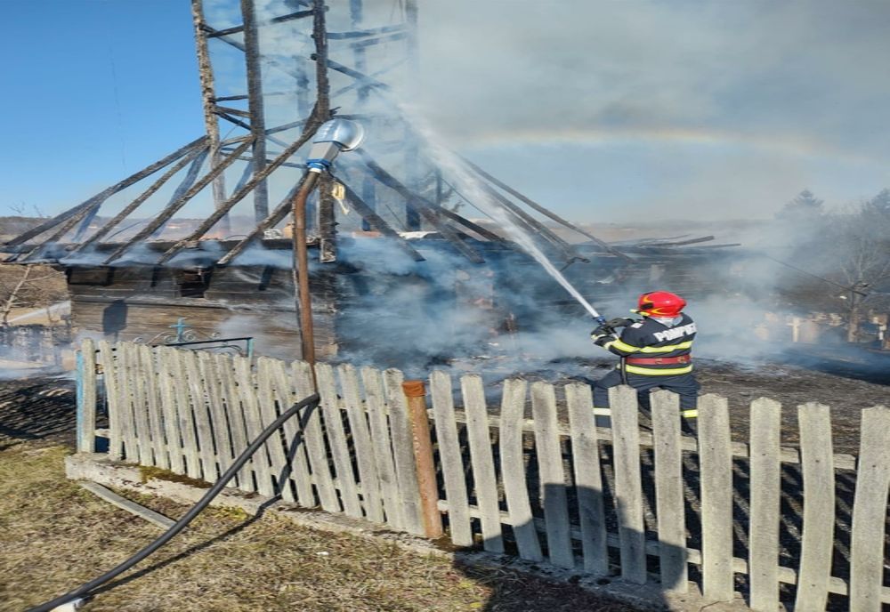 O bisericuță din lemn, construită în 1724, s-a făcut scrum din cauza unui incendiu de vegetație