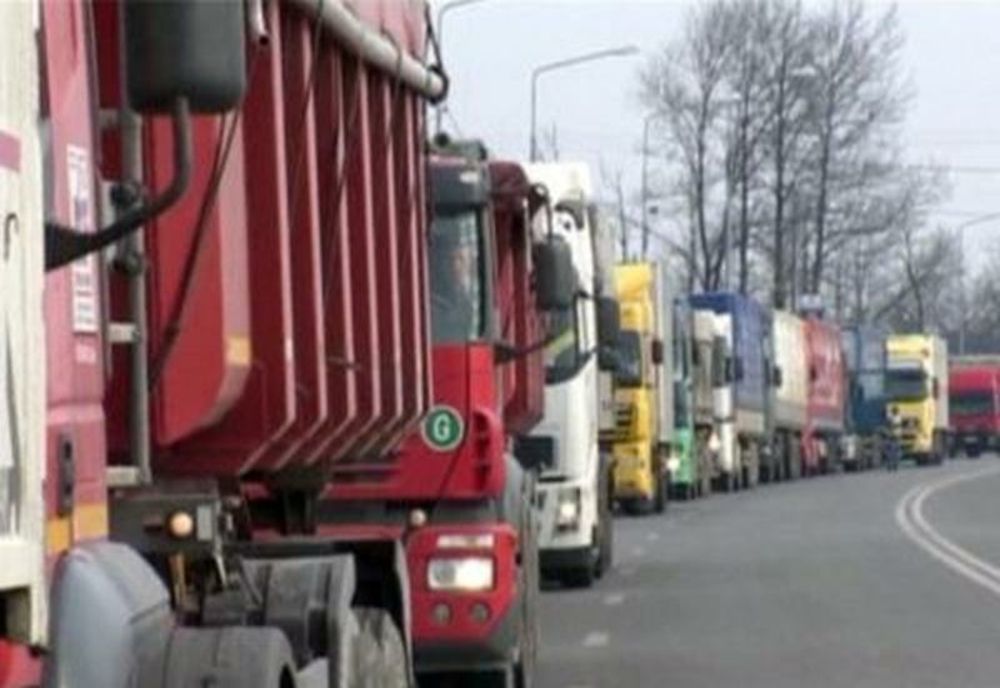  Coloană de camioane de aproximativ 15 kilometri înainte de PTF Vărşand, unde se aşteaptă zece ore