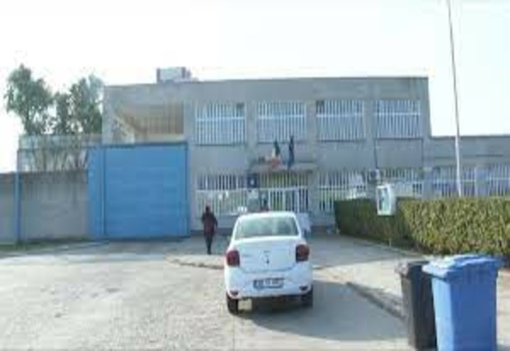 Un agent de poliție de la Penitenciarul Arad s-a împușcat mortal în cap cu arma din dotare