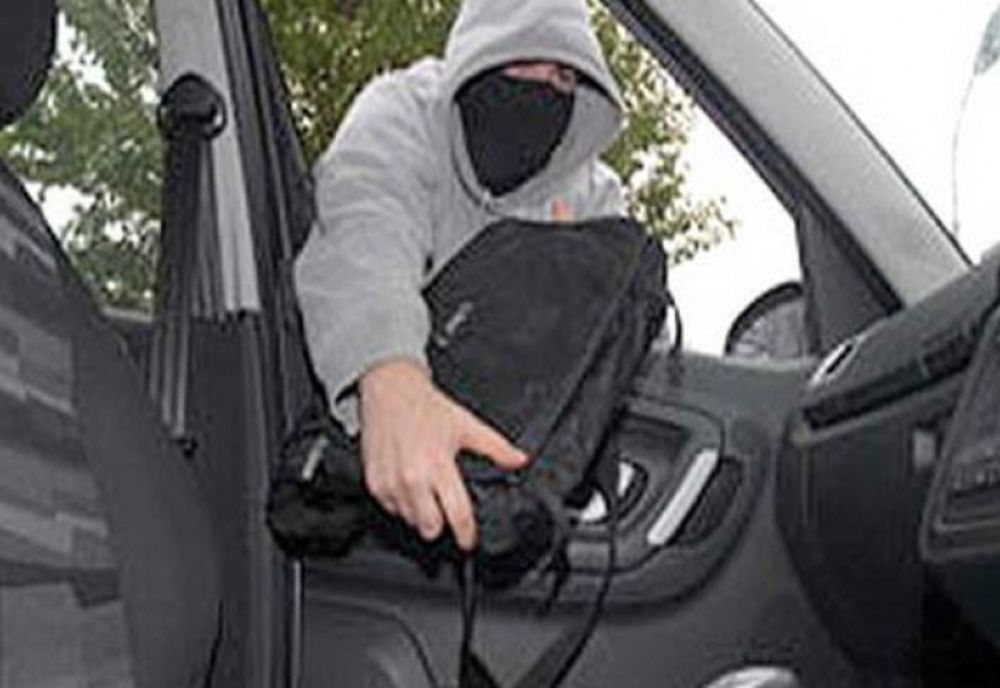 Spărgători de mașini, prinși după mai multe lovituri, în Arad