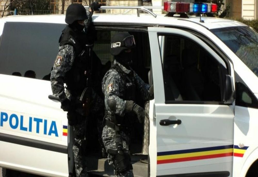 Bărbat din Arad, împușcat de polițiști după ce le-a agresat o colegă și i-a atacat