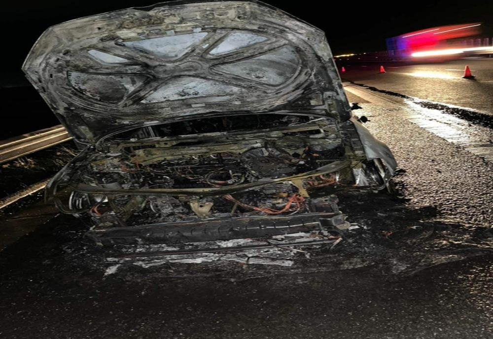 Mașină în flăcări pe autostradă: autoturismul a fost distrus complet