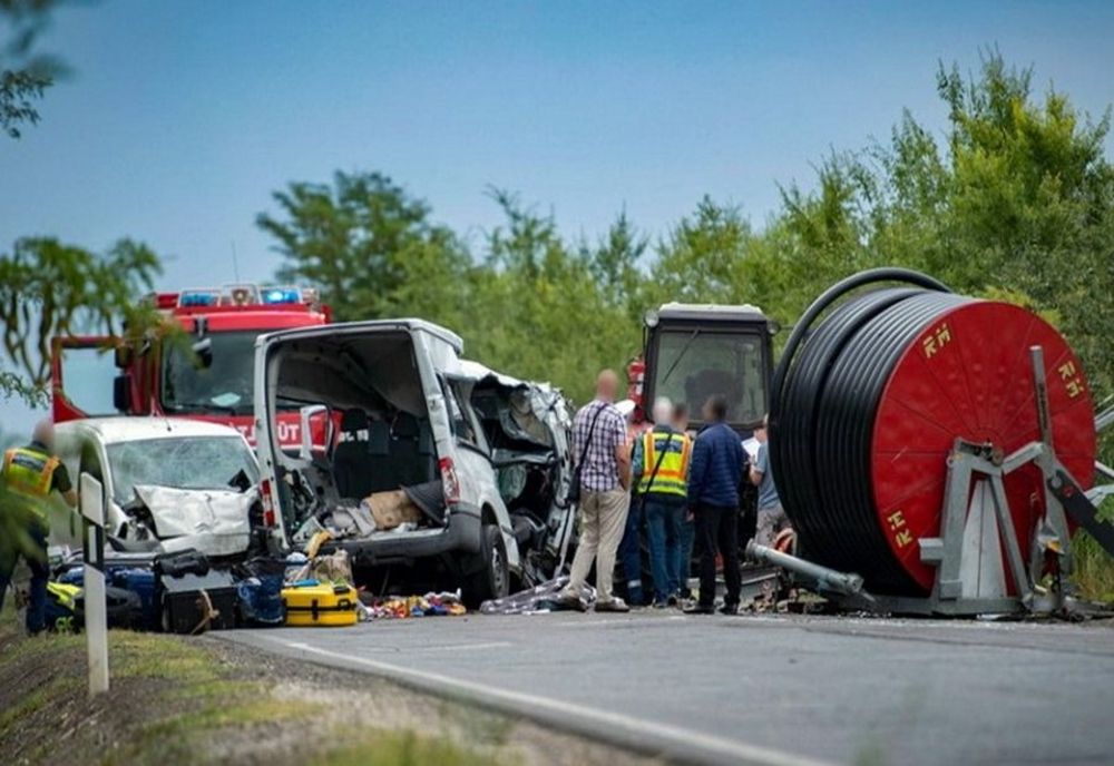 Un microbuz înmatriculat în România, un tractor agricol şi un camion s-au ciocnit în Ungaria