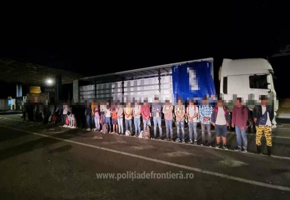 Un TIR în care se ascundeau 40 de migranţi a fost oprit la frontiera cu Ungaria