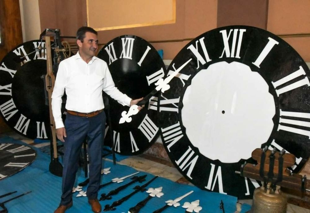 Orologiul elveţian din turnul Primăriei Arad, demontat. Cum arată acum ceasul