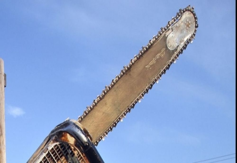 Prinși după ce au furat o drujbă