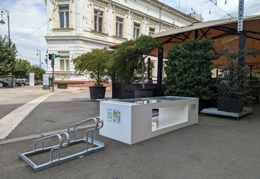 Prima bancă inteligentă din Arad, prevăzută cu internet și încărcare solară pentru telefoanele mobile