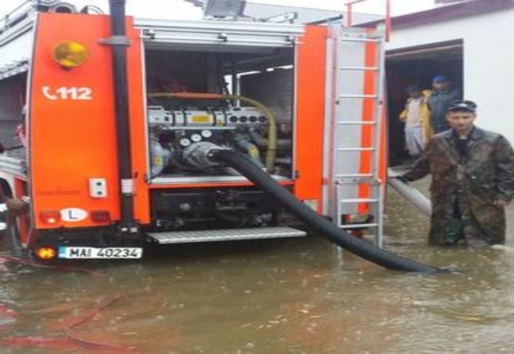 Străzi și gospodării inundate în orașul Nădlac după o ploaie torențială ce a ținut două ore